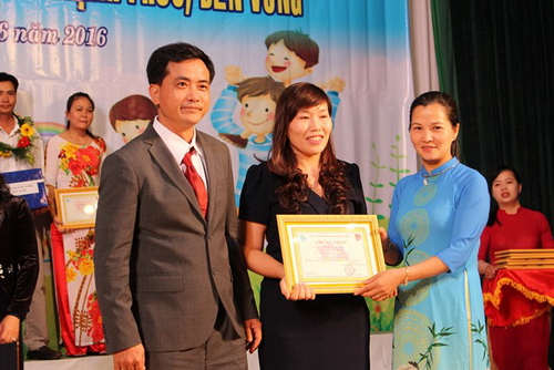dc Trần Thị Chúc Quỳnh -Bí thư Tỉnh đoàn trao chứng nhận cho gia đình tiêu biểu.JPG